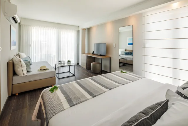غرفة ديلوكس بسرير كينج وسرير فردي بشرفة، Gava Waterman Milna Resort 1/2