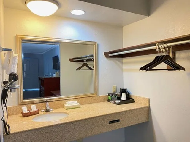 غرفة كومفورت بسرير كينج لذوي الإعاقة، Antioch Quarters Inn and Suites 10/10