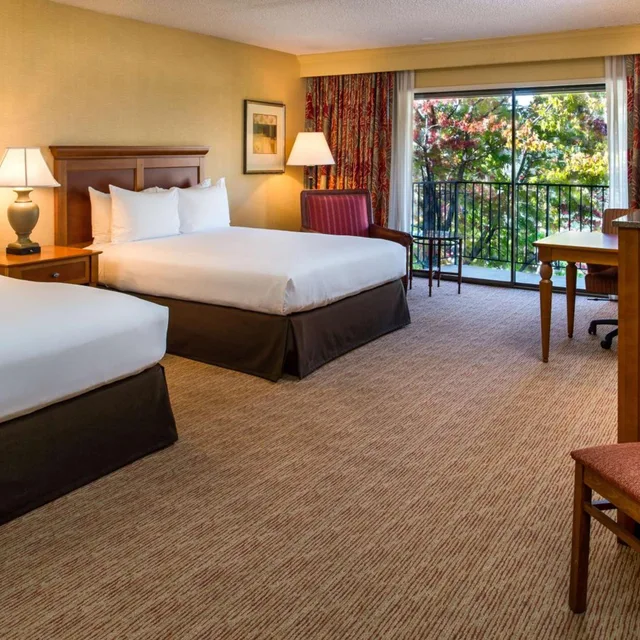 غرفة بسرير كينج وسريرين كوين بشرفة، Doubletree By Hilton Hotel Seattle Airport 1/7