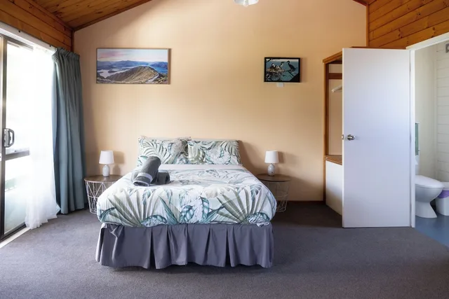 غرفة عائلية بسريرين منفصلين وسرير كوين وسرير بطابقين، Bay of Islands Lodge 1/9