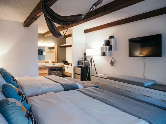 Standard, 2 Queen Beds, LOGE Bend 2/3