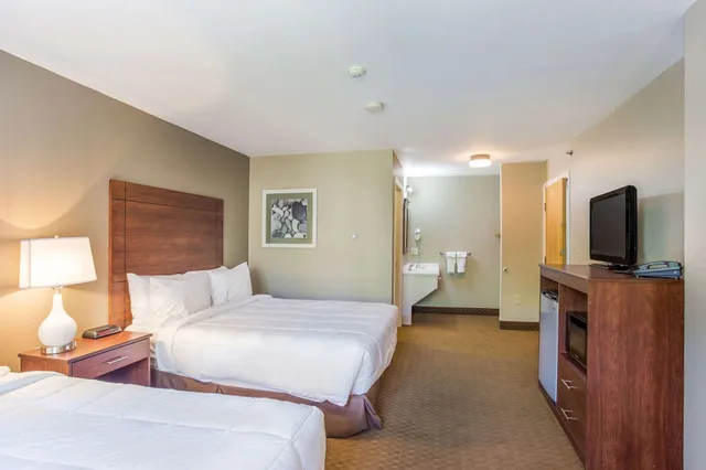 غرفة قياسية بسريرين كوين في الملحق في الطابق العلوي، Quality Inn & Suites Gorham White Mountains 5/7
