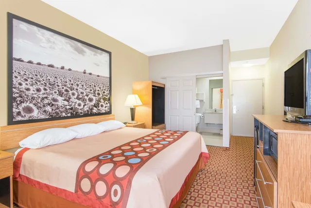 غرفة قياسية بسرير كينج للمدخنين، Super 8 by Wyndham Wichita South 1/2