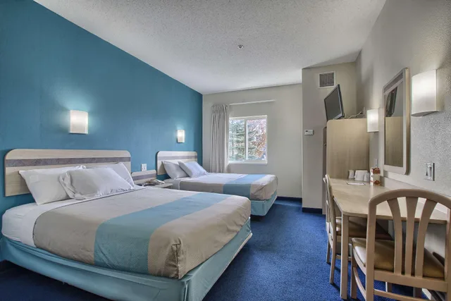2 Queen Beds - Non-Smoking, Micfridge، Motel6 London, ON - Ontario 1/4