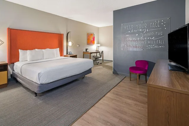 غرفة بسرير كينج، La Quinta Inn & Suites by Wyndham Orange County Airport 3/7