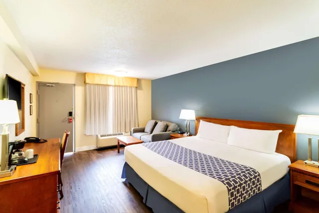 غرفة بسرير كينج مع أريكة، Econo Lodge Inn & Suites Calgary - University 6/10