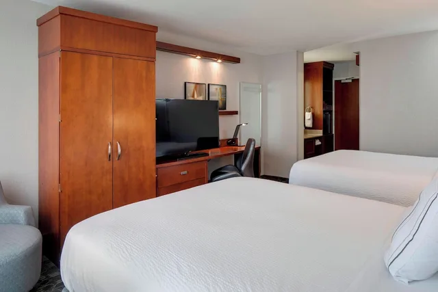Room, 2 Queen Beds, High Floor, COURTYARD BY MARRIOTT LOGAN AIRPORT 2/3