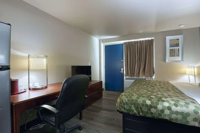 Efficiency, King Bed, Sofa، Suburban Studios Neenah-Appleton 4/6
