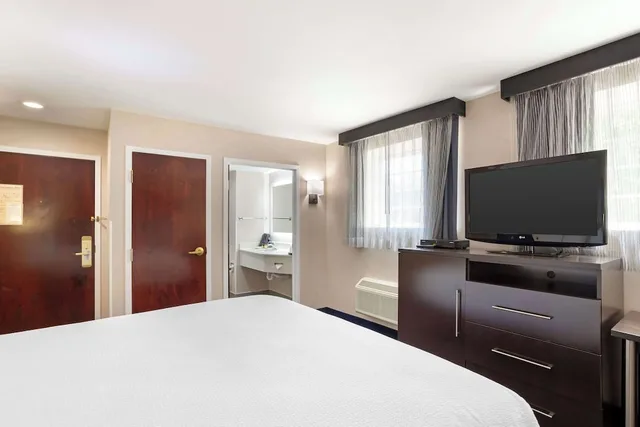 غرفة قياسية بسرير كينج، Best Western Plus Fairfield Hotel 1/7
