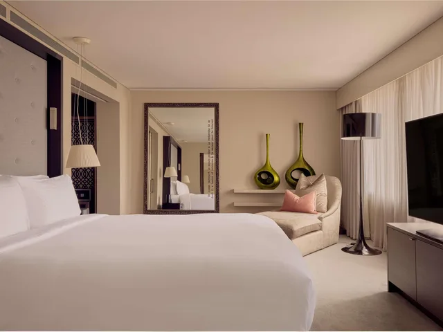 Opera, Suite, King Bed, City View, Living Area، SOFITEL BRISBANE CENTRAL 1/7