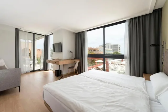 Select, 1 Double and 1 Single Bed, Balcony، Kyrat Amarac Suites 1/3