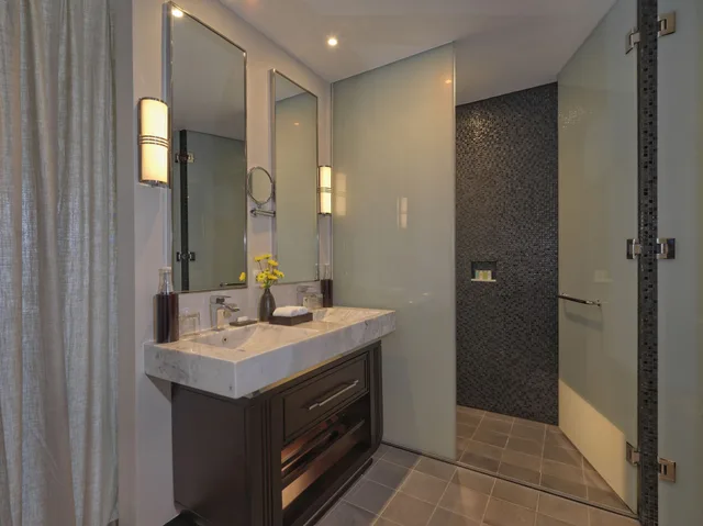 Superior, Queen Bed, River View, Azerai La Residence Hue 9/10