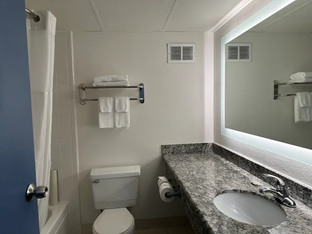 جناح، Quality Inn & Suites Everett, WA 8/10