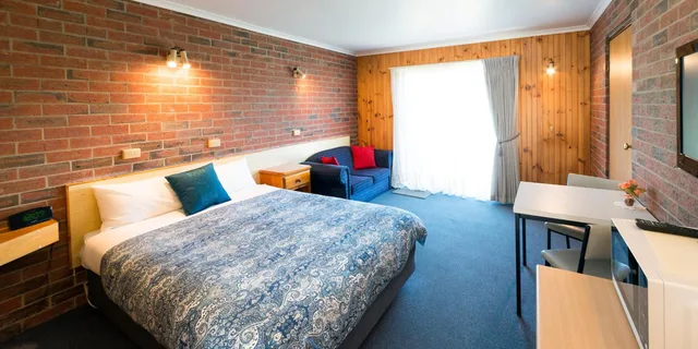 غرفة بسرير مزدوج بإطلالة على الجبل، Kookaburra Motor Lodge 2/2