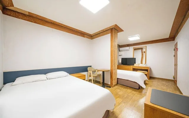 غرفة بريميوم بسرير كوين وسرير فردي، Miju Hotel 2/5