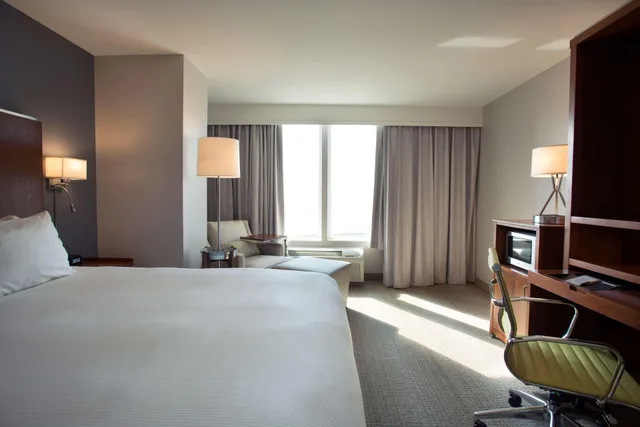غرفة ركنية بسرير كينج بحوض جاكوزي، Doubletree By Hilton Hotel Biloxi 2/4