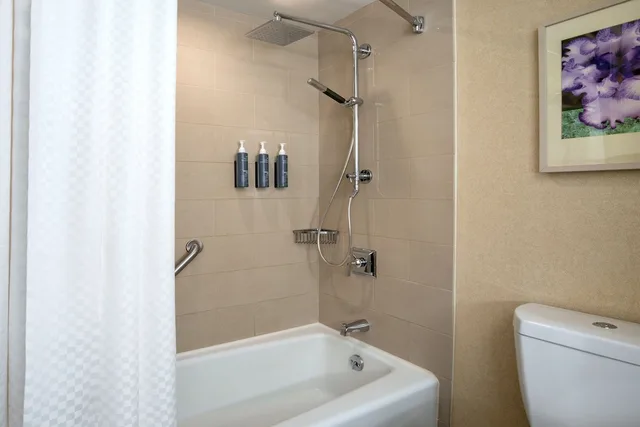 غرفة بريميوم بسرير كينج، The Westin Boston Seaport District 3/3