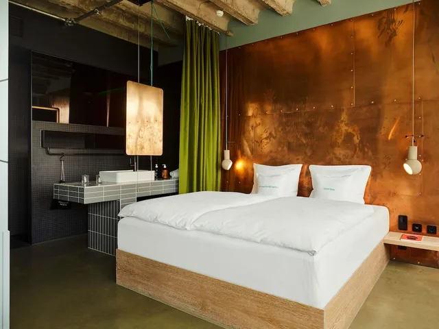 Large Urban, King Bed، 25hours Hotel Bikini Berlin 1/4