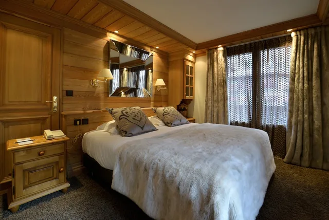 غرفة قياسية بسرير كينج بحوض استحمام، Hôtel Tsanteleina 7/10