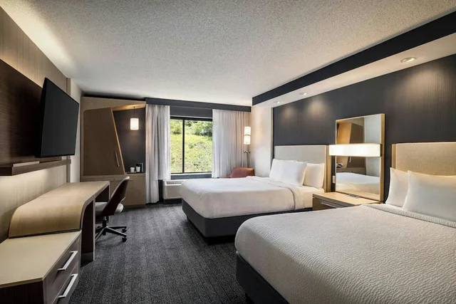 غرفة بسريرين كوين مع أريكة، Courtyard by Marriott Wilkes-Barre Arena 1/5