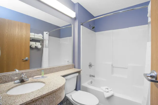 غرفة بسرير كوين لذوي الإعاقة، Microtel Inn And Suites Dover 3/4