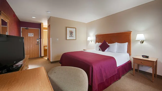 غرفة قياسية بسرير كينج، Best Western Plus Caldwell Inn & Suites 2/9