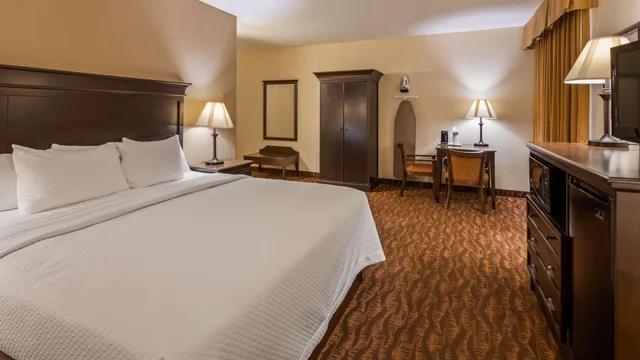 جناح بسرير كينج مع أريكة بجاكوزي، Best Western Music Capital Inn 1/6