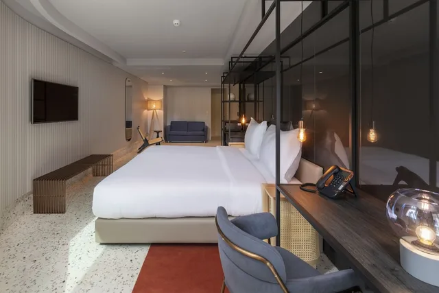 City, Junior Suite, King Bed, Sofa، NEXT by Savoy Signature 3/5
