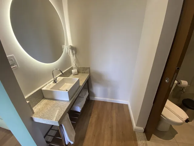 جناح بريميير بفراش فوتون وسريرين منفصلين وسرير كينج وسرير فردي بشرفة مع أريكة، Hot Beach Suites 7/7