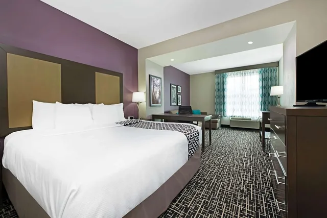 جناح ديلوكس بسرير كينج، La Quinta Inn And Suites By Wyndham Lake Charles - Westlake 1/1