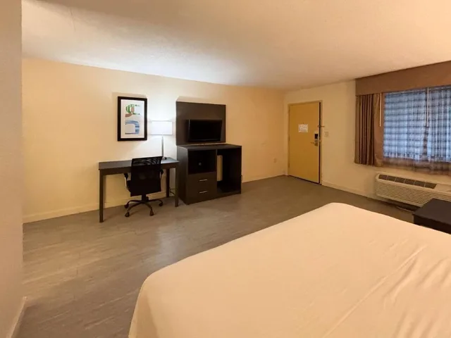 جناح بسرير كينج لغير المدخنين مع أريكة سرير، Motel6 Charlotte, NC-Northlake 6/10