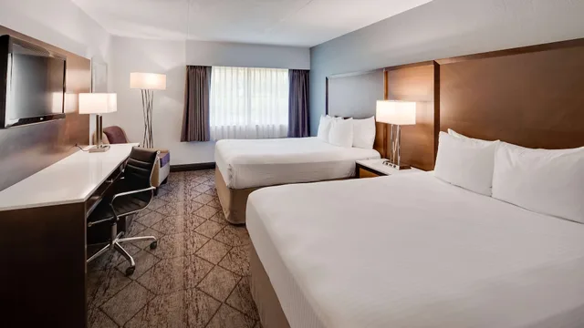غرفة قياسية بسريرين كوين بإطلالة على المسبح، Best Western Plus Longbranch Hotel and Convention Center 2/9