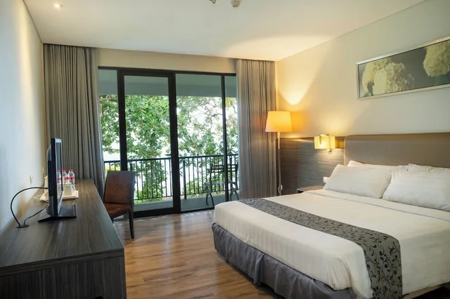 غرفة بزنس بسرير كوين بشرفة، Estrella Hotel & Conference (ex Aston Luwuk) 1/3