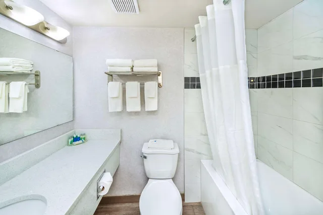 غرفة بسرير كينج، Rodeway Inn Edson AB 3/3