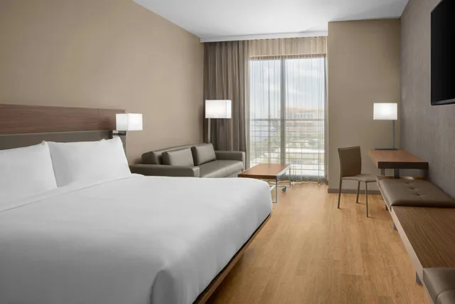 Room, King Bed, Partial Water View, Sofa، AC Hotel by Marriott Clearwater Beach 2/10