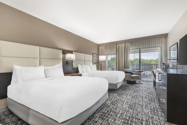 غرفة ديلوكس بسريرين كوين بشرفة، DoubleTree by Hilton Williamsburg 4/6