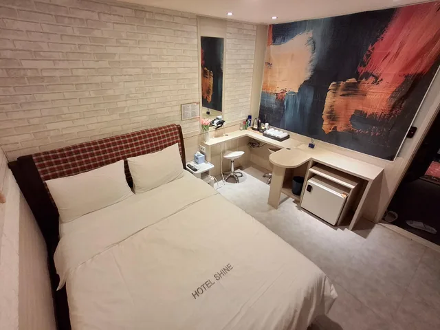 غرفة ديلوكس بسرير مزدوج، Shine Hotel 2/2