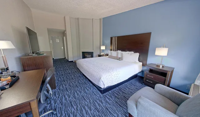 Room, King Bed, Glenstone Lodge 4/7
