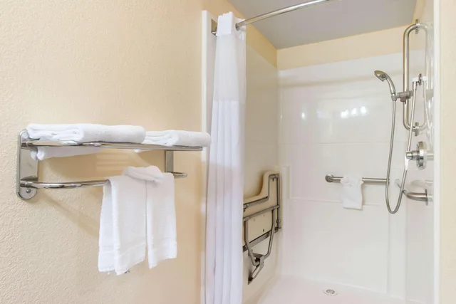 غرفة بسرير كينج لذوي الإعاقة، Quality Inn & Suites Crescent City Redwood Coast 3/3