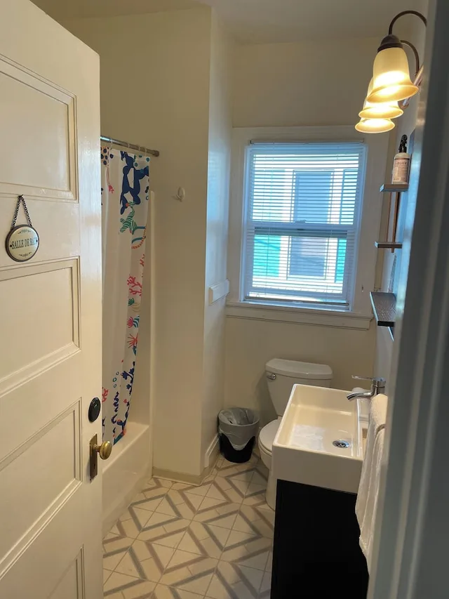 Standard, 1 Queen and 1 Single Bed, Middle Floor، Portland International Guesthouse 5/7