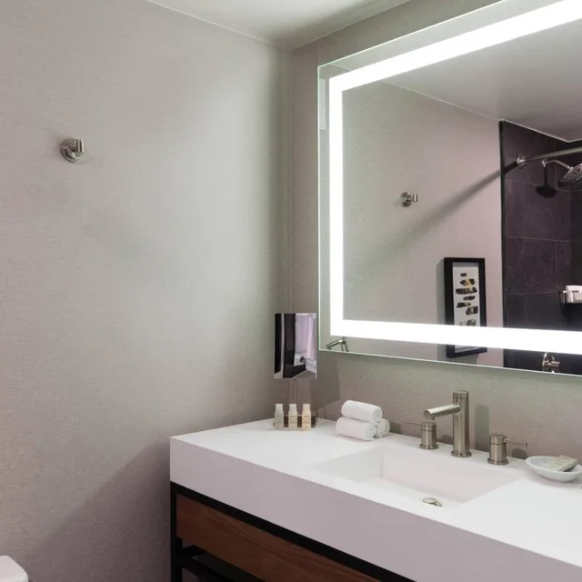 غرفة بسريرين مزدوجين، Renaissance Chicago North Shore Hotel 15/17