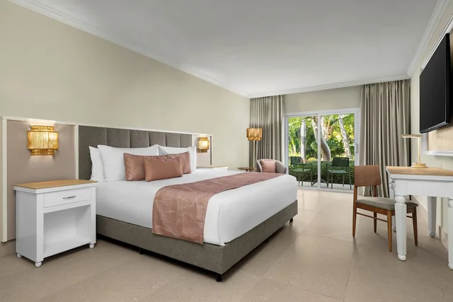 DPSW Standard Pool Walk Out 1 King Bed Tropical View, Wyndham Alltra Punta Cana All-Inclusive Resort Hotel 1/3