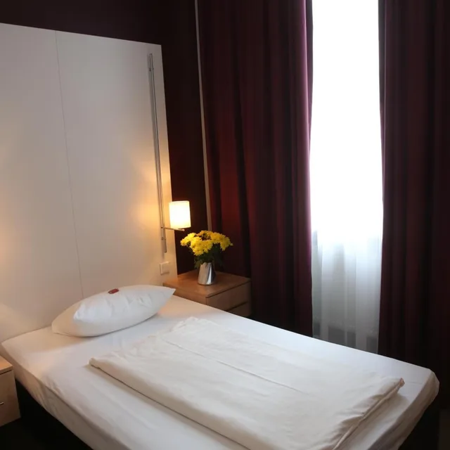 غرفة مفردة، Hotel Columbus 2/12