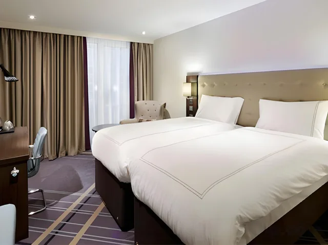 Room, Twin Beds, Premier Inn Frankfurt City Centre Hotel 1/2