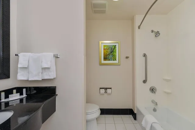 استوديو بسرير كينج مع أريكة بحوض استحمام لذوي الإعاقة، Fairfield Inn & Suites by Marriott Santa Maria 7/7