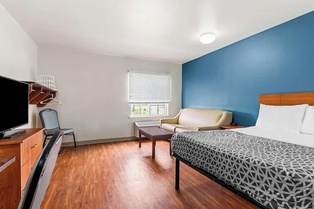 غرفة قياسية بسرير مزدوج بحوض استحمام لذوي الإعاقة، WoodSpring Suites Tulsa 1/6