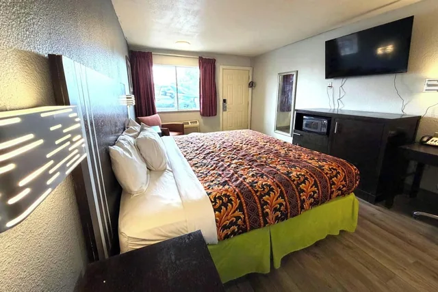 غرفة بسرير كينج لغير المدخنين، Regency Inn Three Rivers I-37 9/10