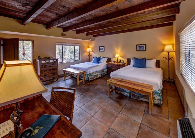 Hacienda, 2 Queen Beds، Hacienda Del Sol Ranch Resort 1/2