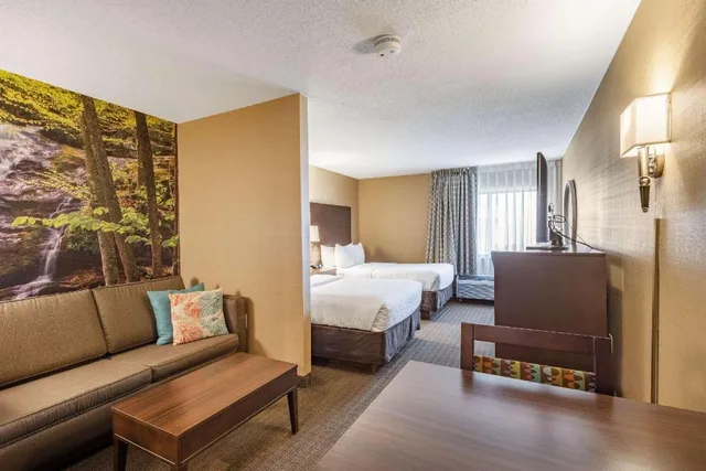 Upgrade, Suite, 2 Double Beds، Clarion Pointe Harrisonburg 2/3