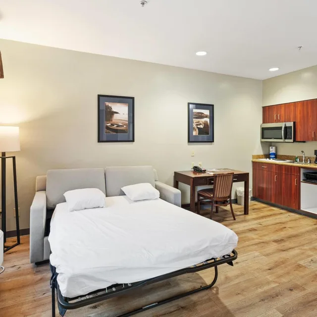 Suite, King Bed, Sofa, Kitchen, Hawthorn Suites by Wyndham Rancho Cordova/Folsom 4/10